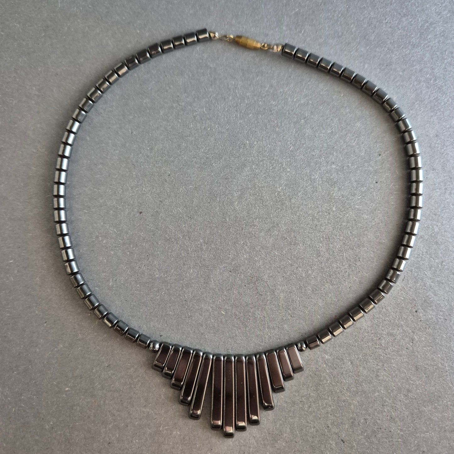 Hämatit-Halskette mit geometrischem Anhänger-Design