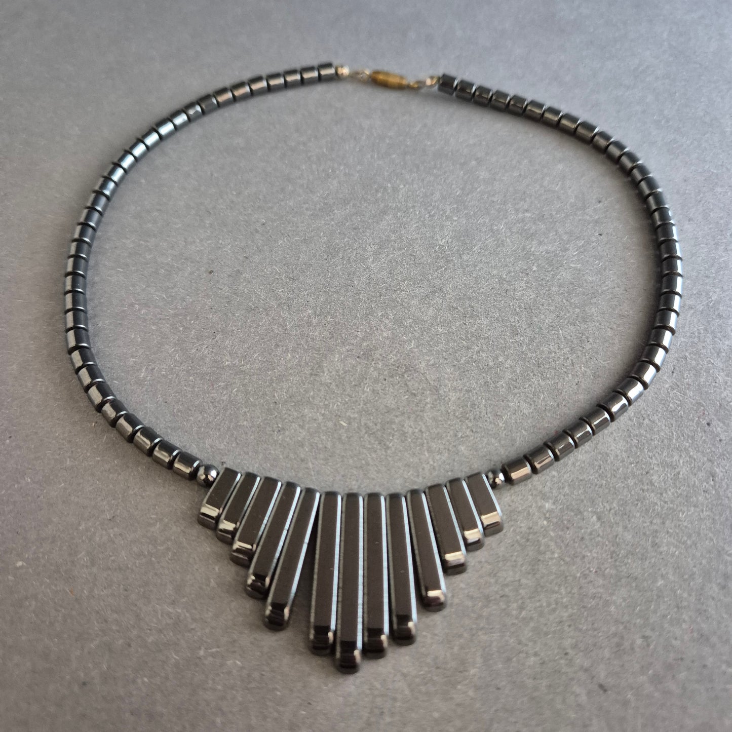 Hämatit-Halskette mit geometrischem Anhänger-Design