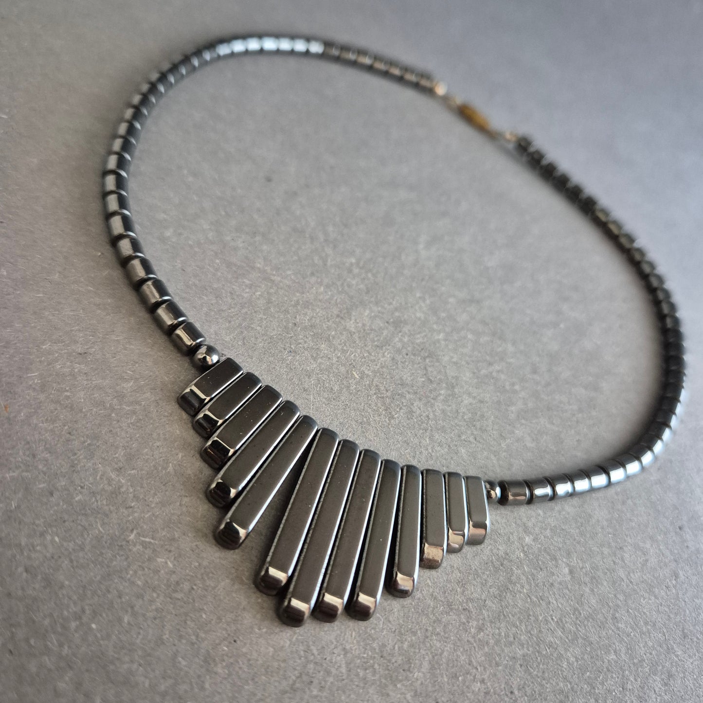 Hämatit-Halskette mit geometrischem Anhänger-Design