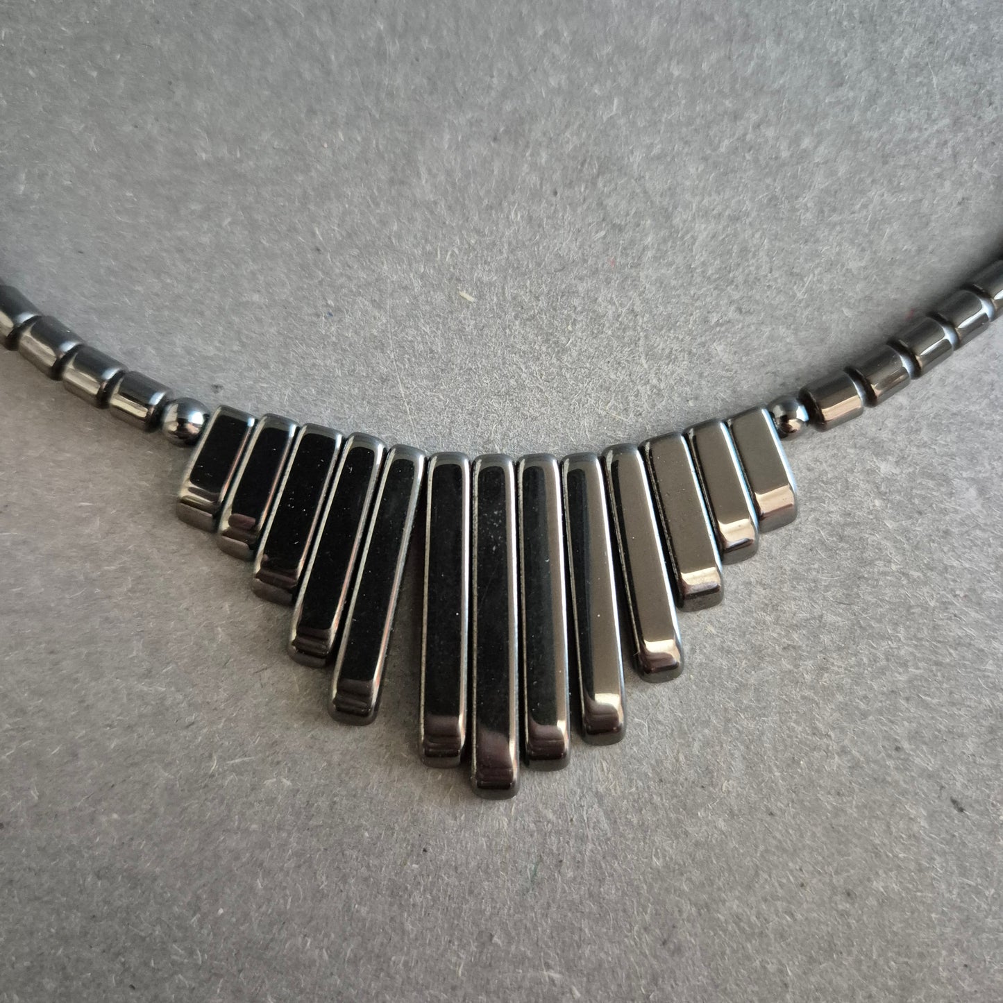 Hämatit-Halskette mit geometrischem Anhänger-Design