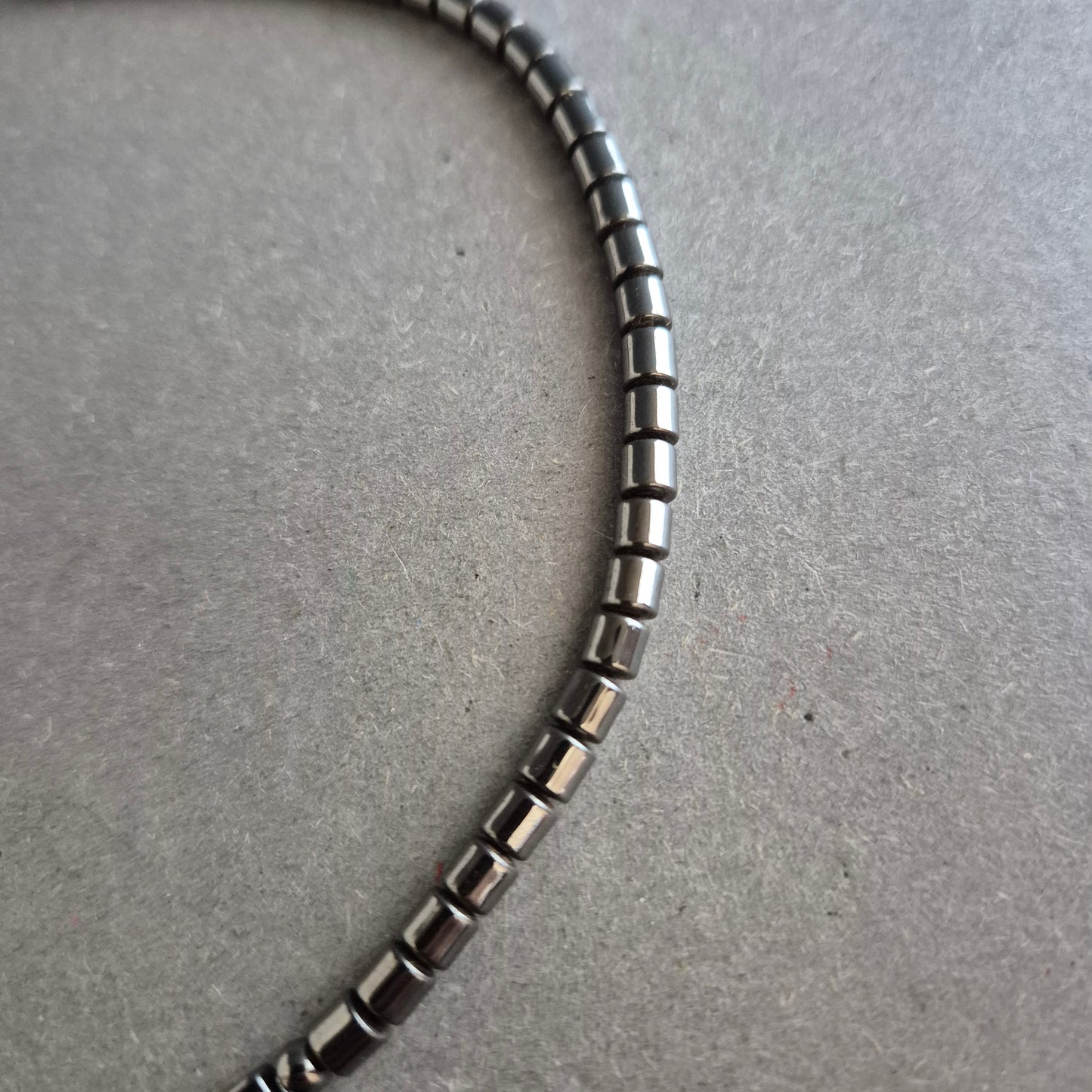 Hämatit-Halskette mit geometrischem Anhänger-Design