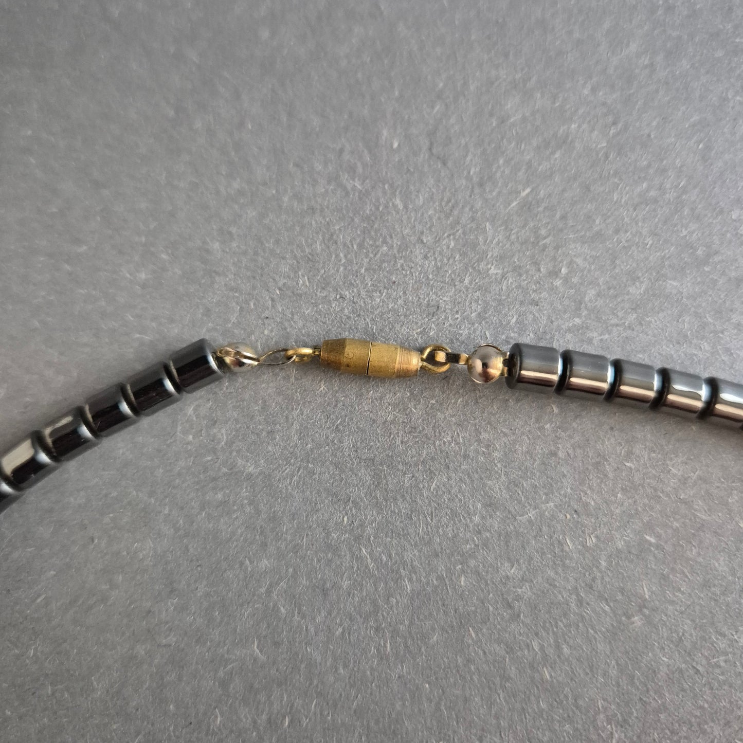 Hämatit-Halskette mit geometrischem Anhänger-Design