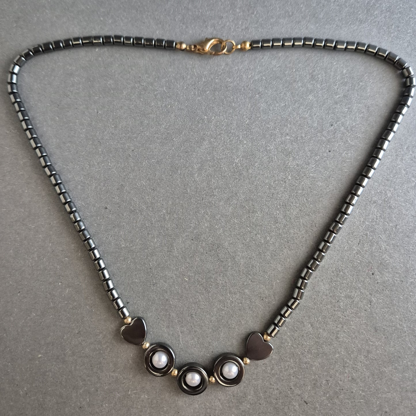 Hämatit-Halskette mit Herz- und Perlendetails