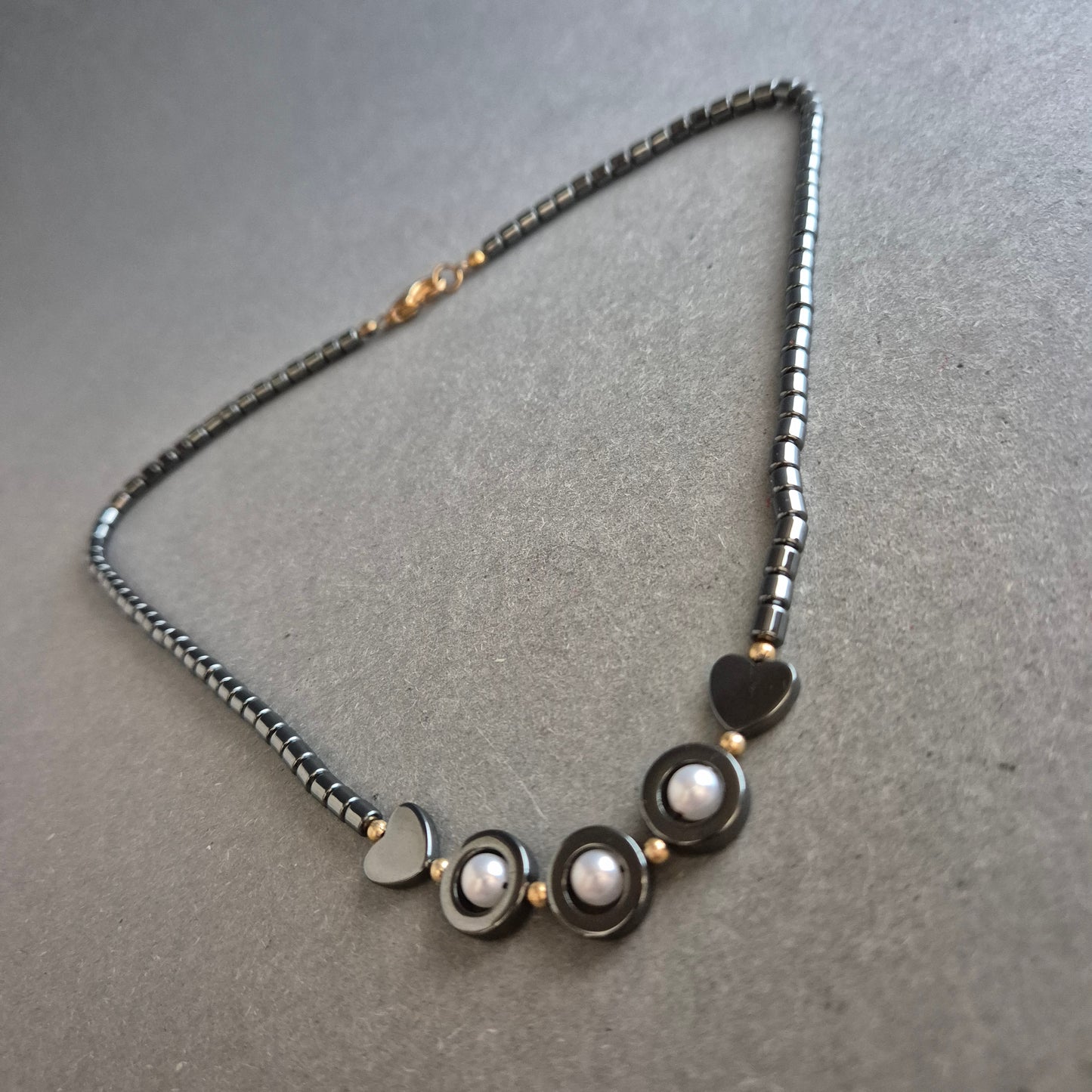 Hämatit-Halskette mit Herz- und Perlendetails