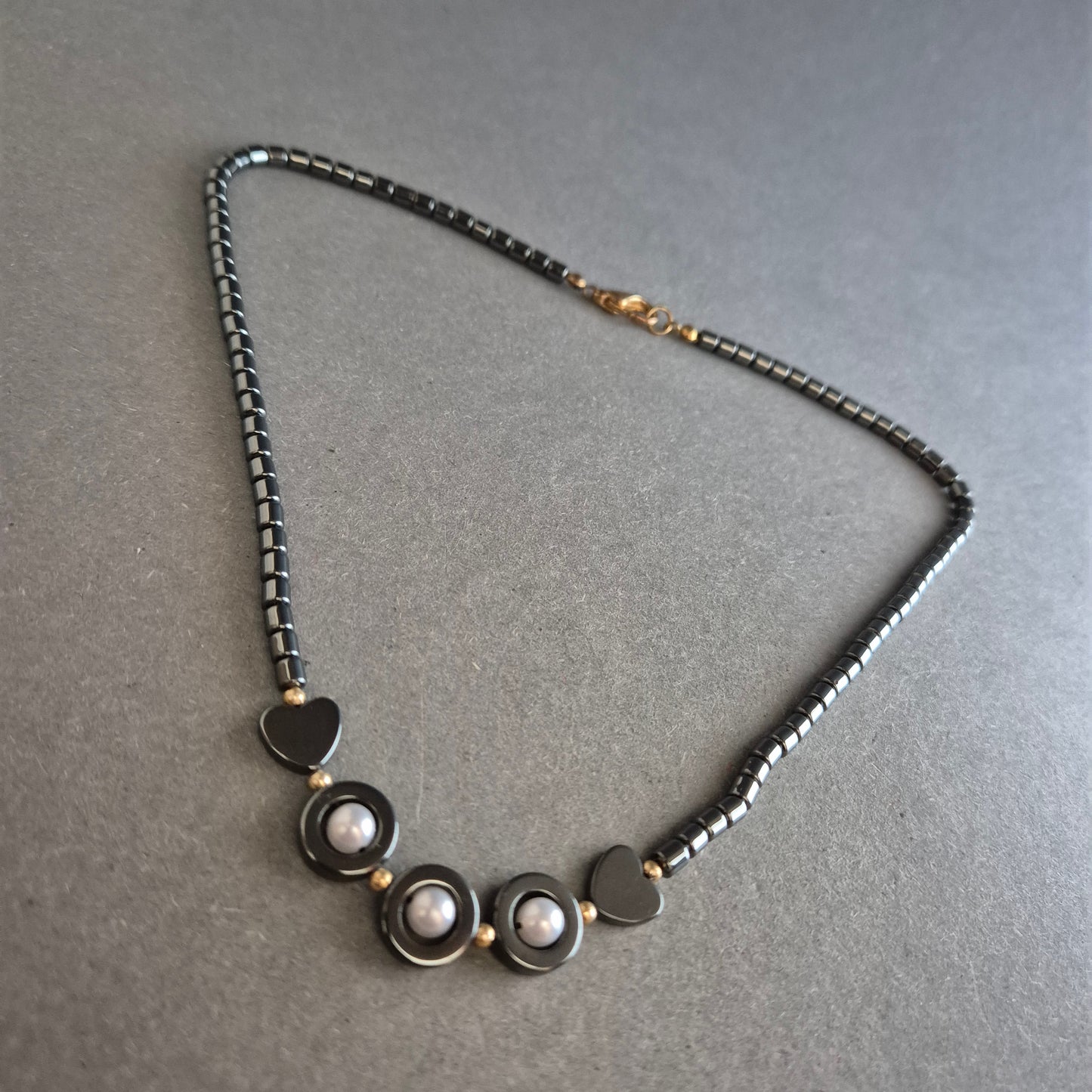 Hämatit-Halskette mit Herz- und Perlendetails