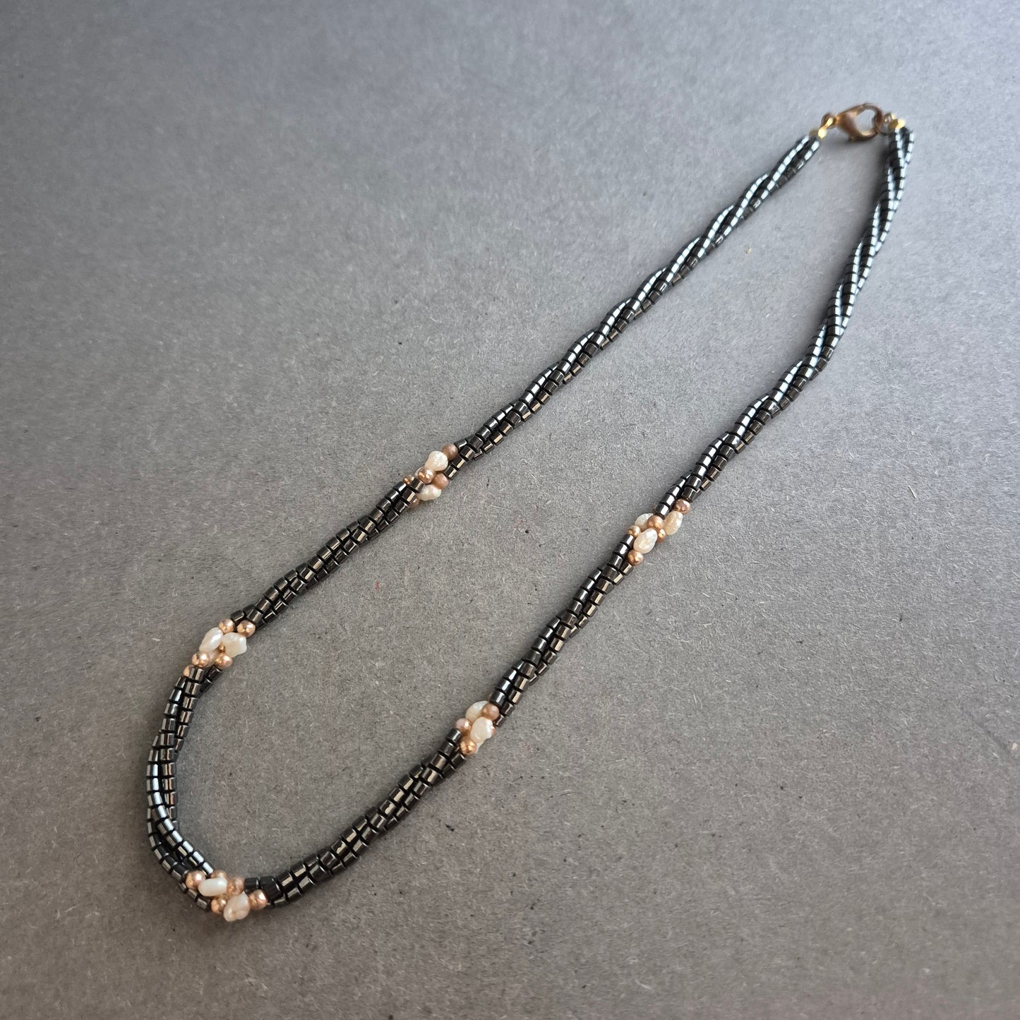 Feine Hämatitkette mit weißen Perlenakzenten