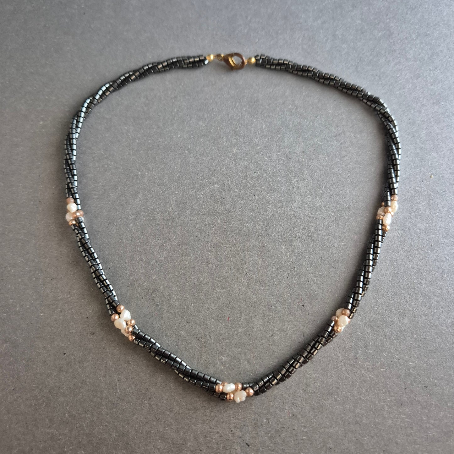Feine Hämatitkette mit weißen Perlenakzenten