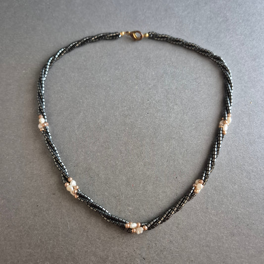 Feine Hämatitkette mit weißen Perlenakzenten