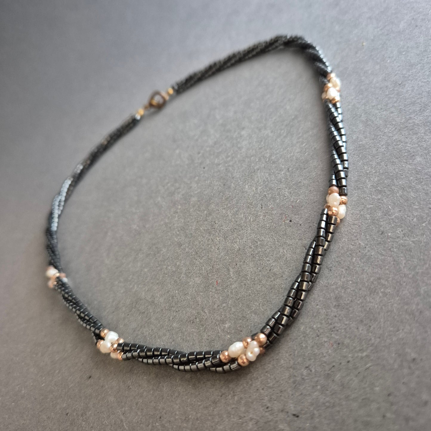 Feine Hämatitkette mit weißen Perlenakzenten