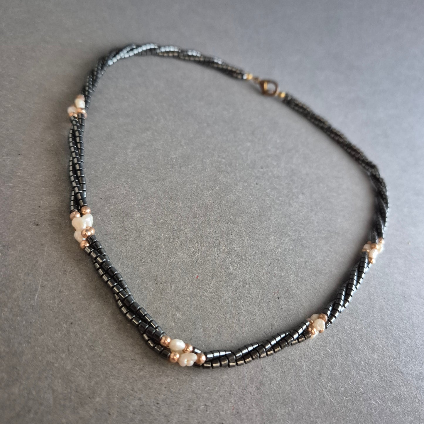 Feine Hämatitkette mit weißen Perlenakzenten