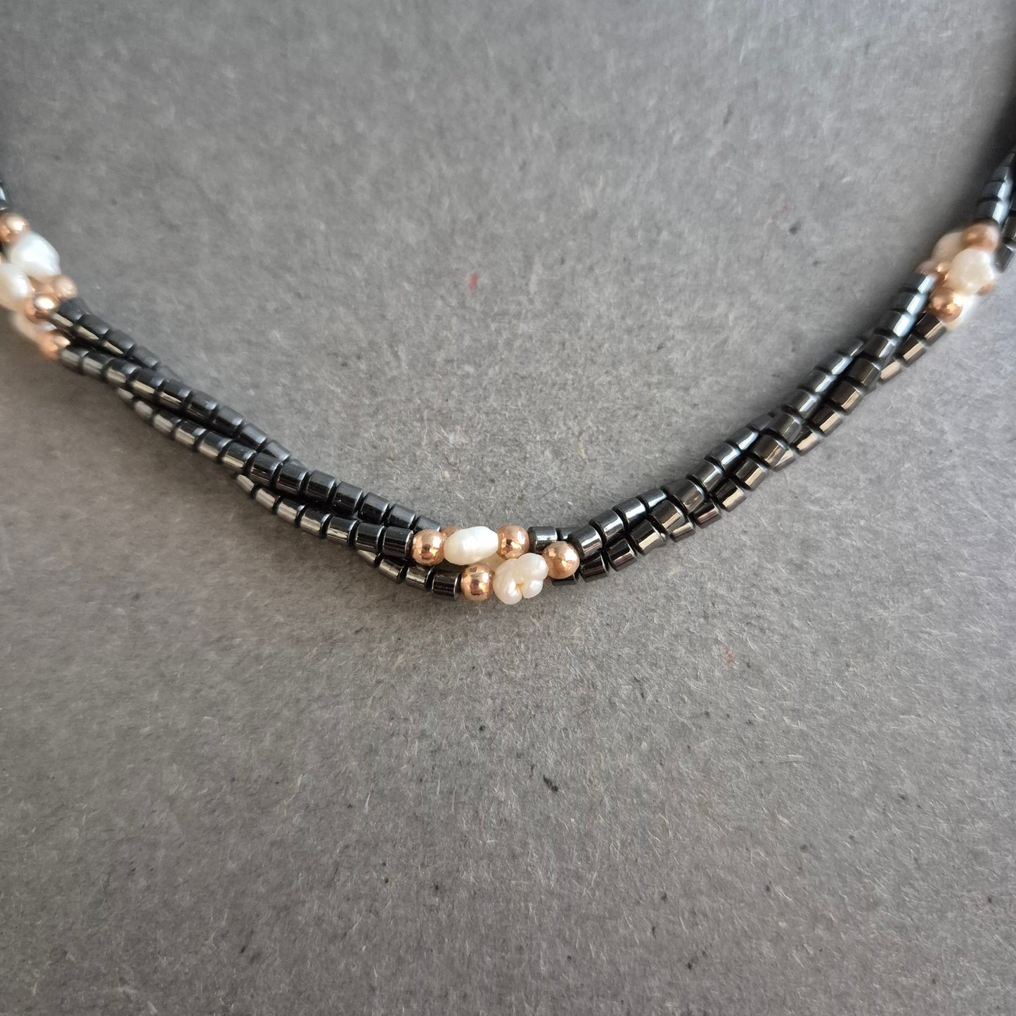 Feine Hämatitkette mit weißen Perlenakzenten
