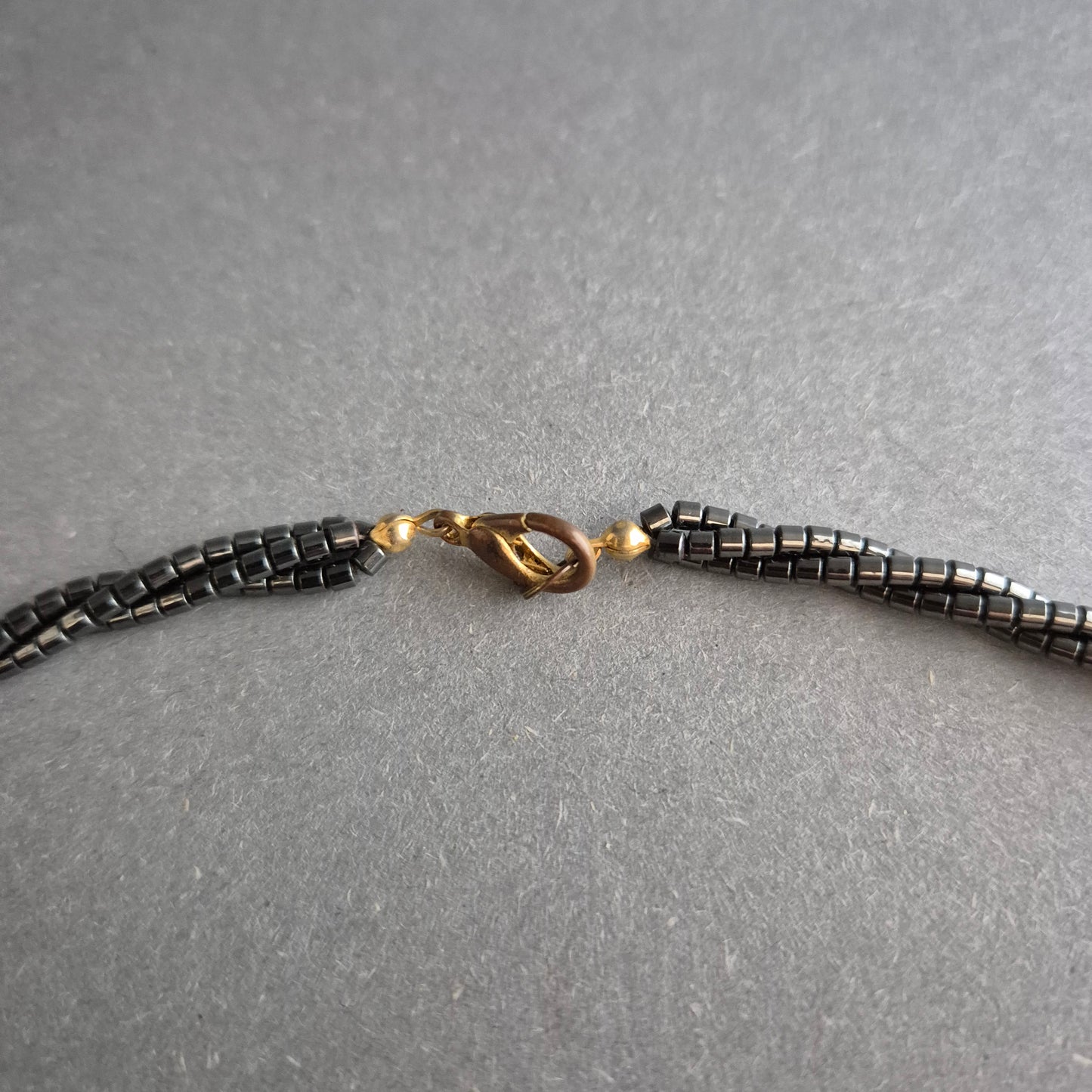 Feine Hämatitkette mit weißen Perlenakzenten