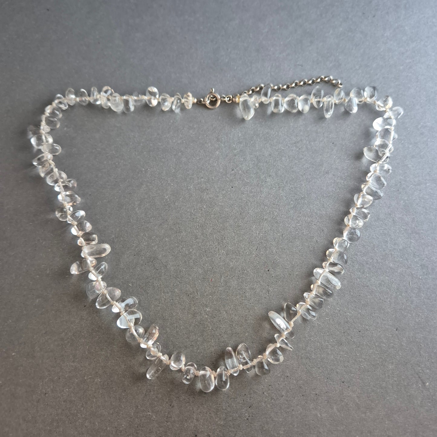 Klarquarz-Halskette mit polierten Tropfenperlen