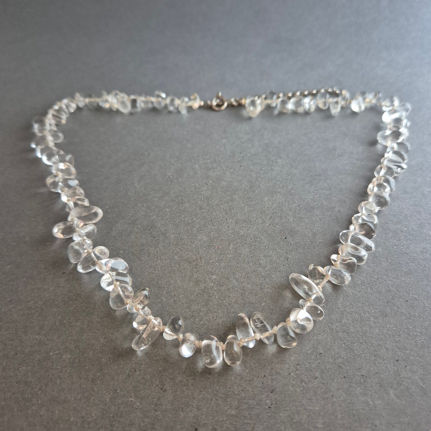 Klarquarz-Halskette mit polierten Tropfenperlen