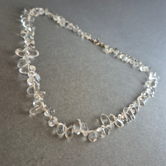 Klarquarz-Halskette mit polierten Tropfenperlen