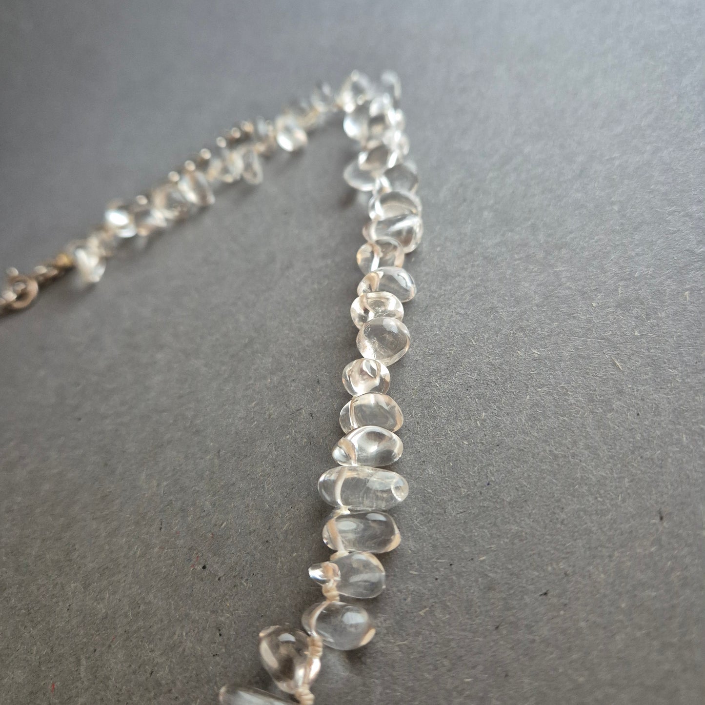 Klarquarz-Halskette mit polierten Tropfenperlen