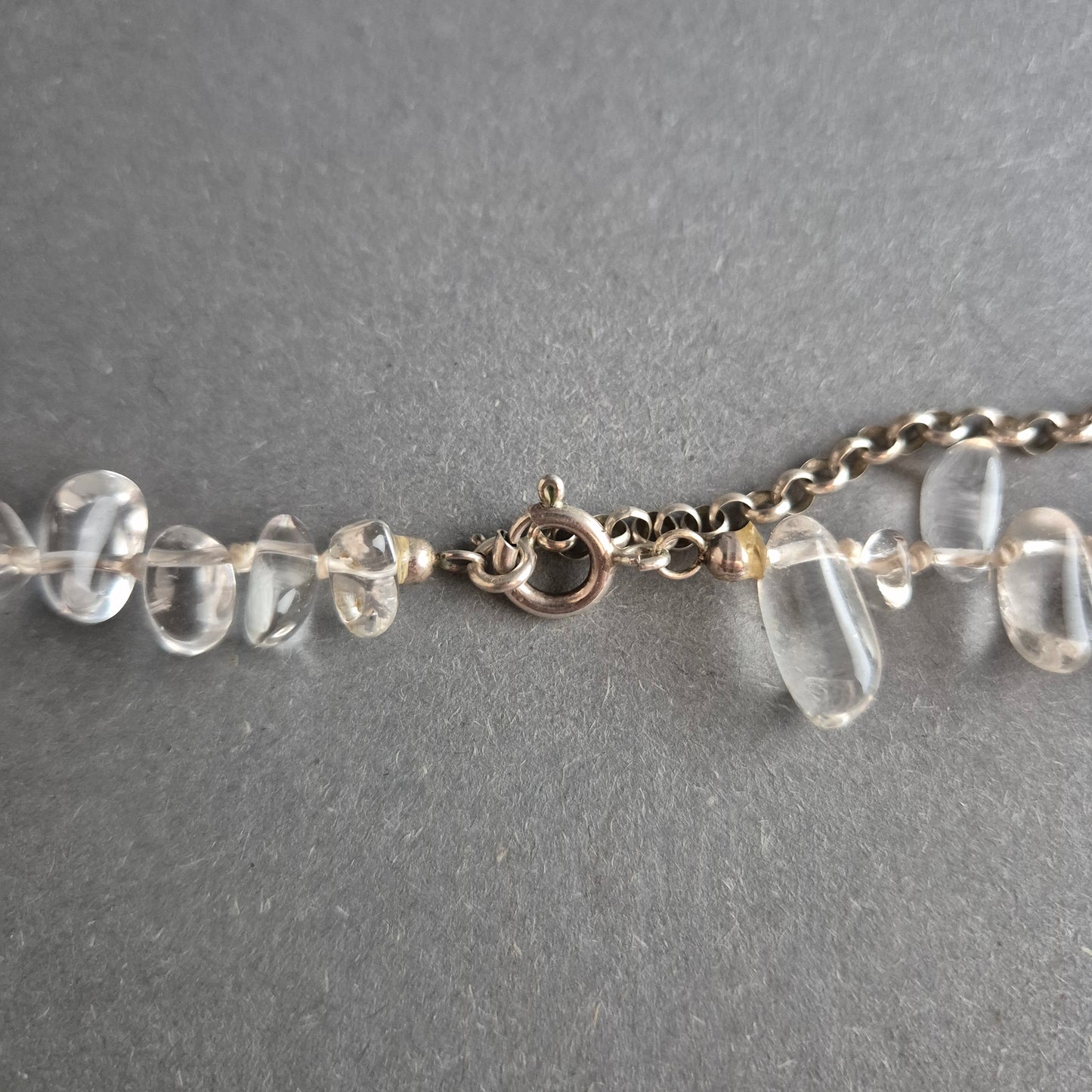 Klarquarz-Halskette mit polierten Tropfenperlen