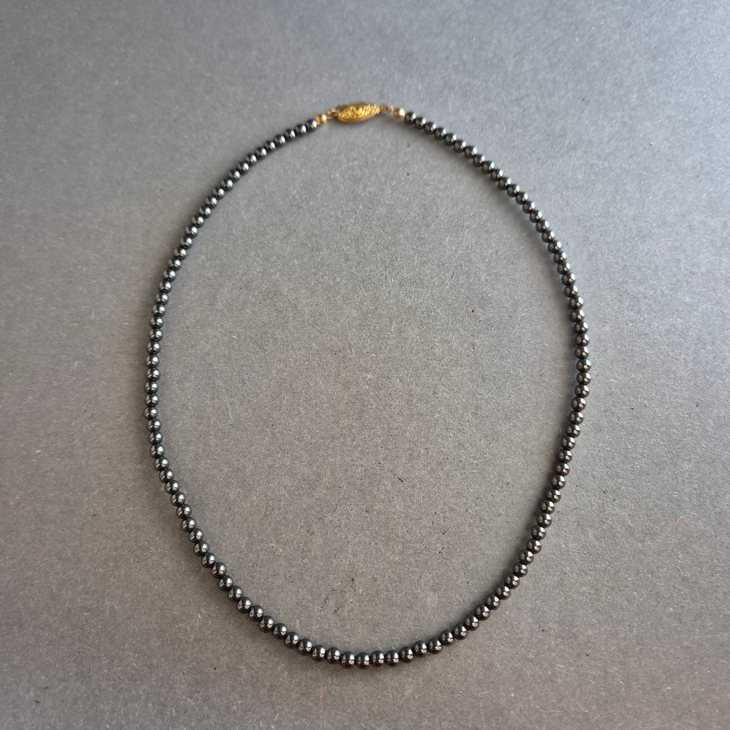 Klassische Hämatit-Halskette mit vergoldetem Vintage-Verschluss