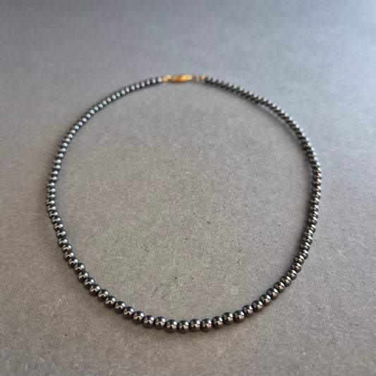 Klassische Hämatit-Halskette mit vergoldetem Vintage-Verschluss
