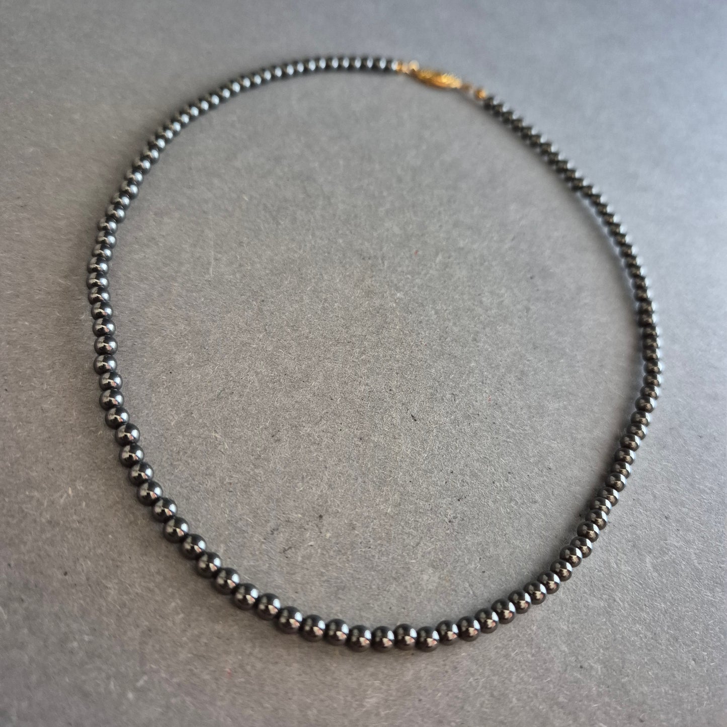 Klassische Hämatit-Halskette mit vergoldetem Vintage-Verschluss