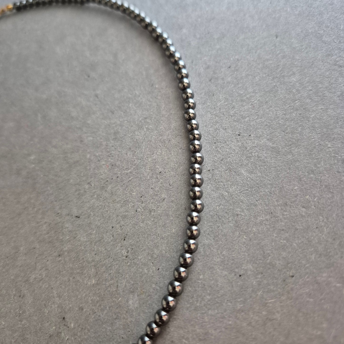 Klassische Hämatit-Halskette mit vergoldetem Vintage-Verschluss