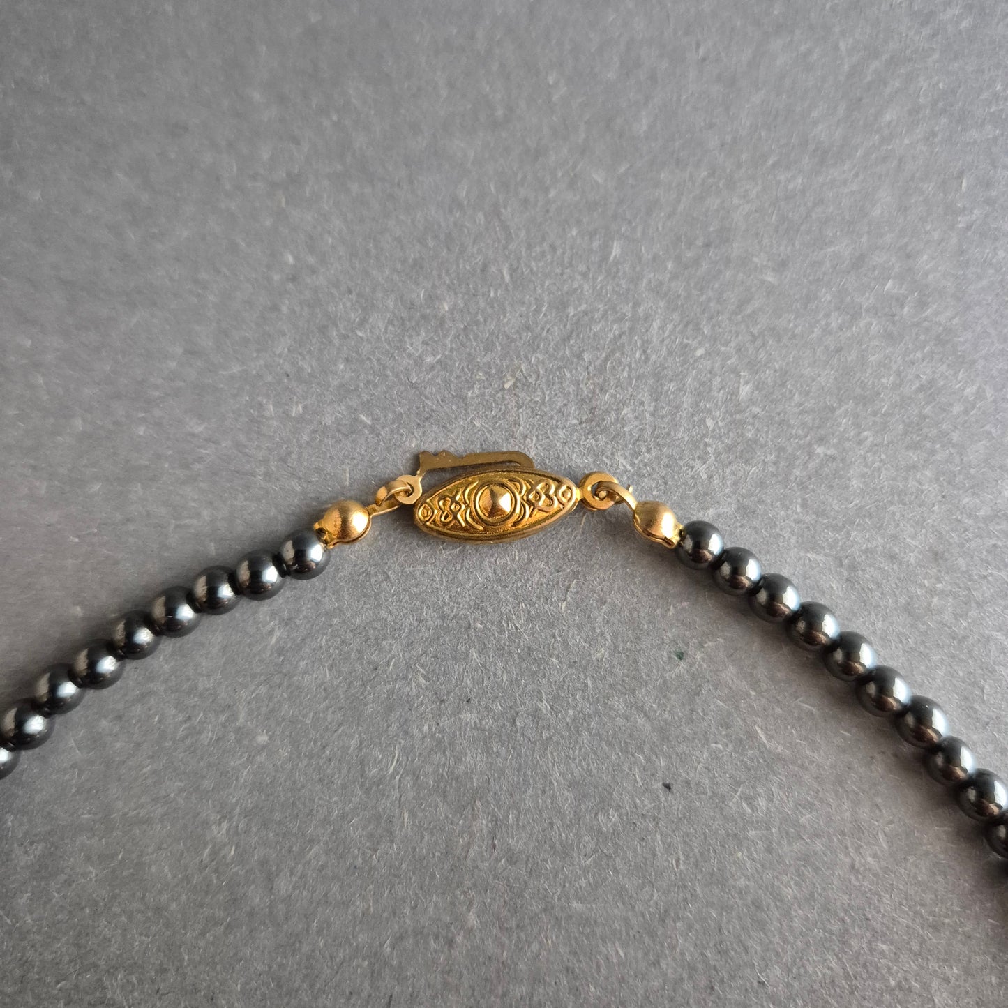 Klassische Hämatit-Halskette mit vergoldetem Vintage-Verschluss