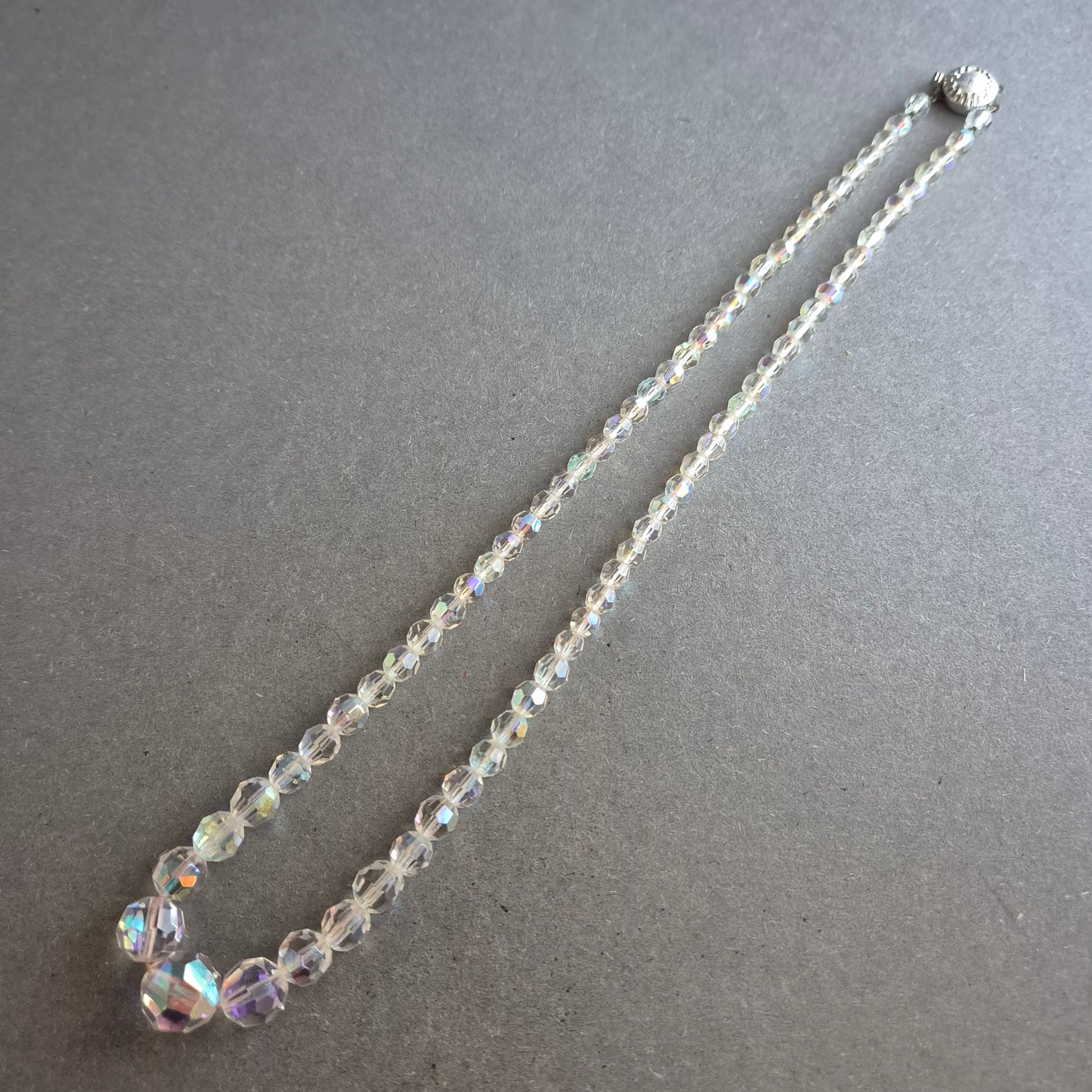 Kristallkette mit irisierenden Glasperlen im Vintage-Stil