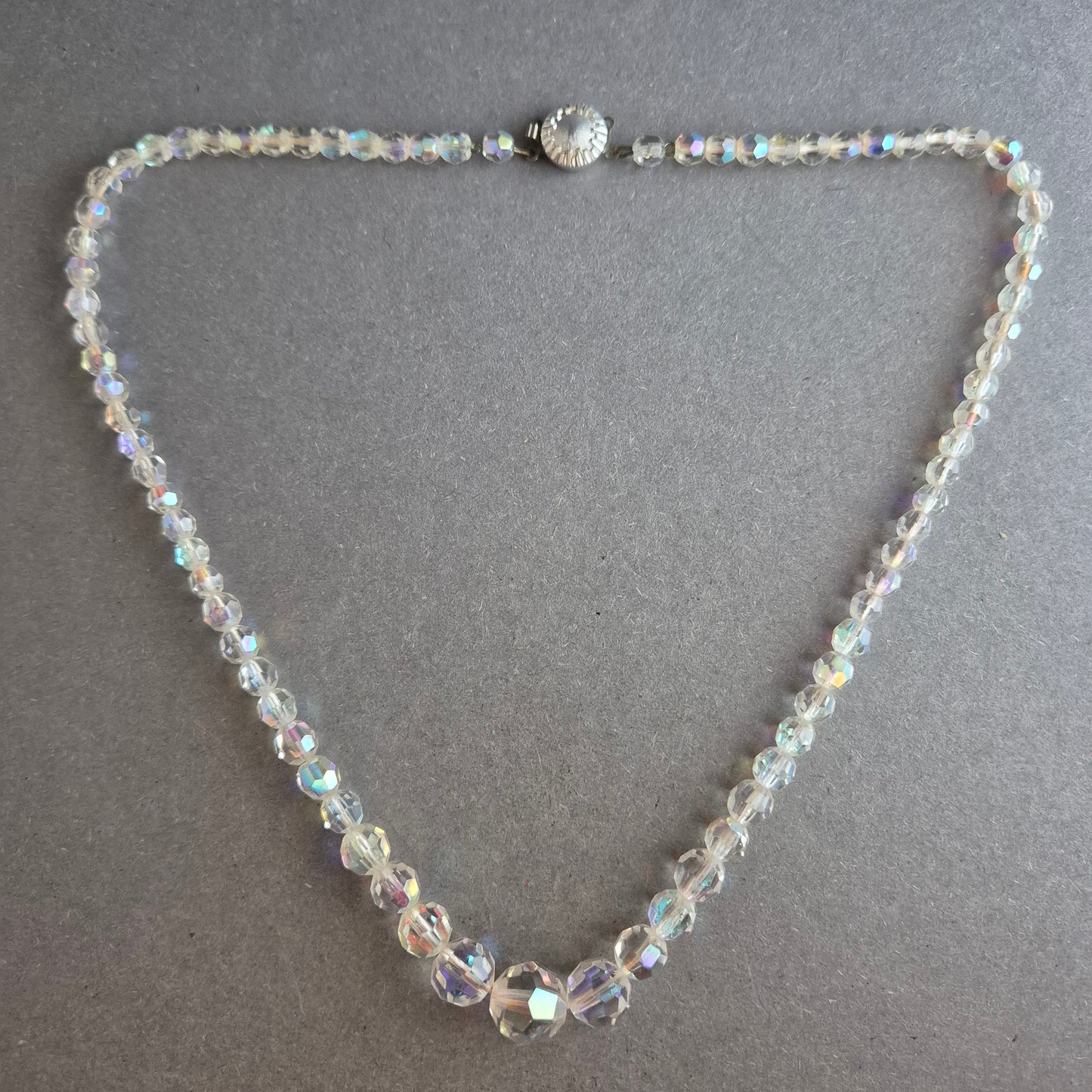 Kristallkette mit irisierenden Glasperlen im Vintage-Stil