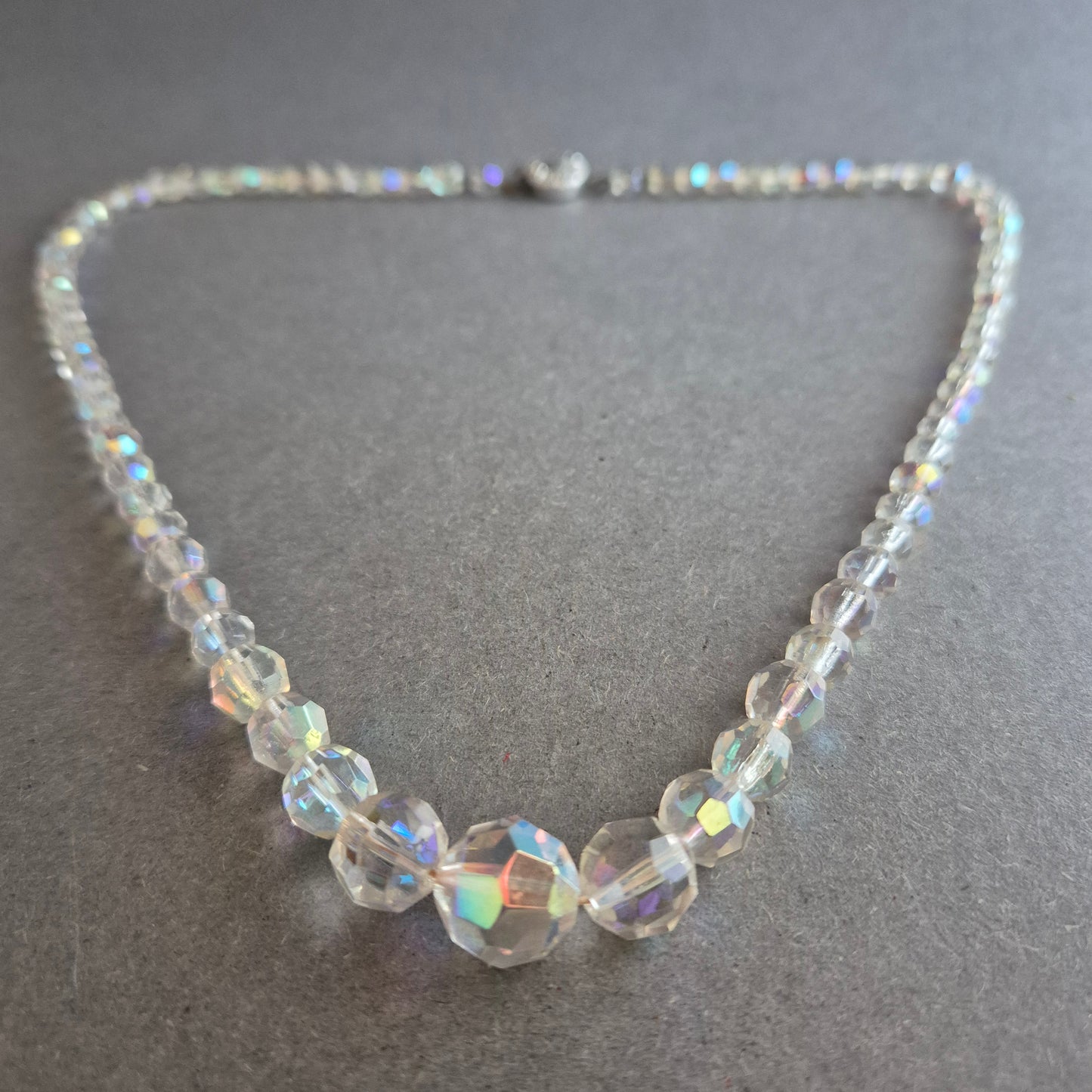 Kristallkette mit irisierenden Glasperlen im Vintage-Stil