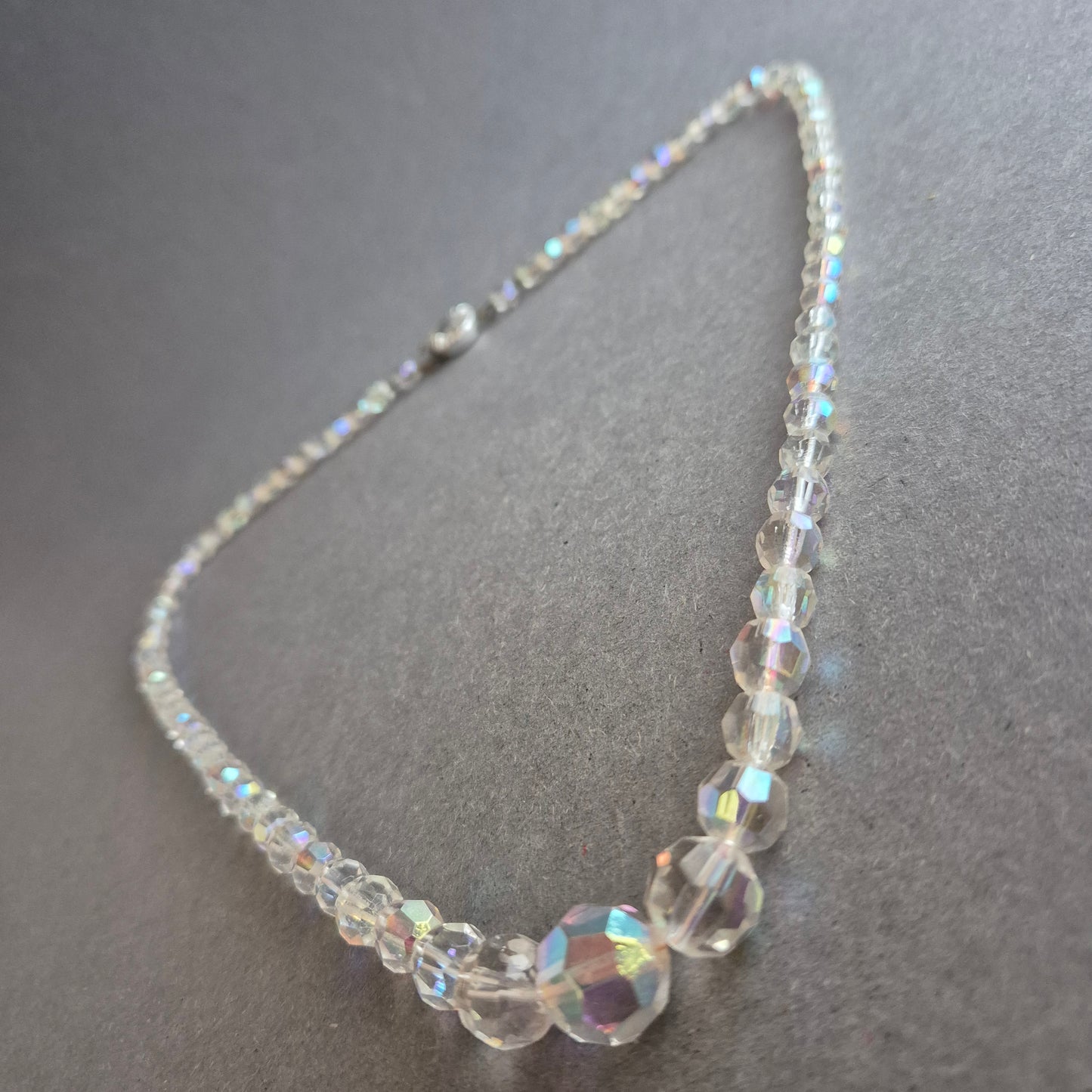 Kristallkette mit irisierenden Glasperlen im Vintage-Stil