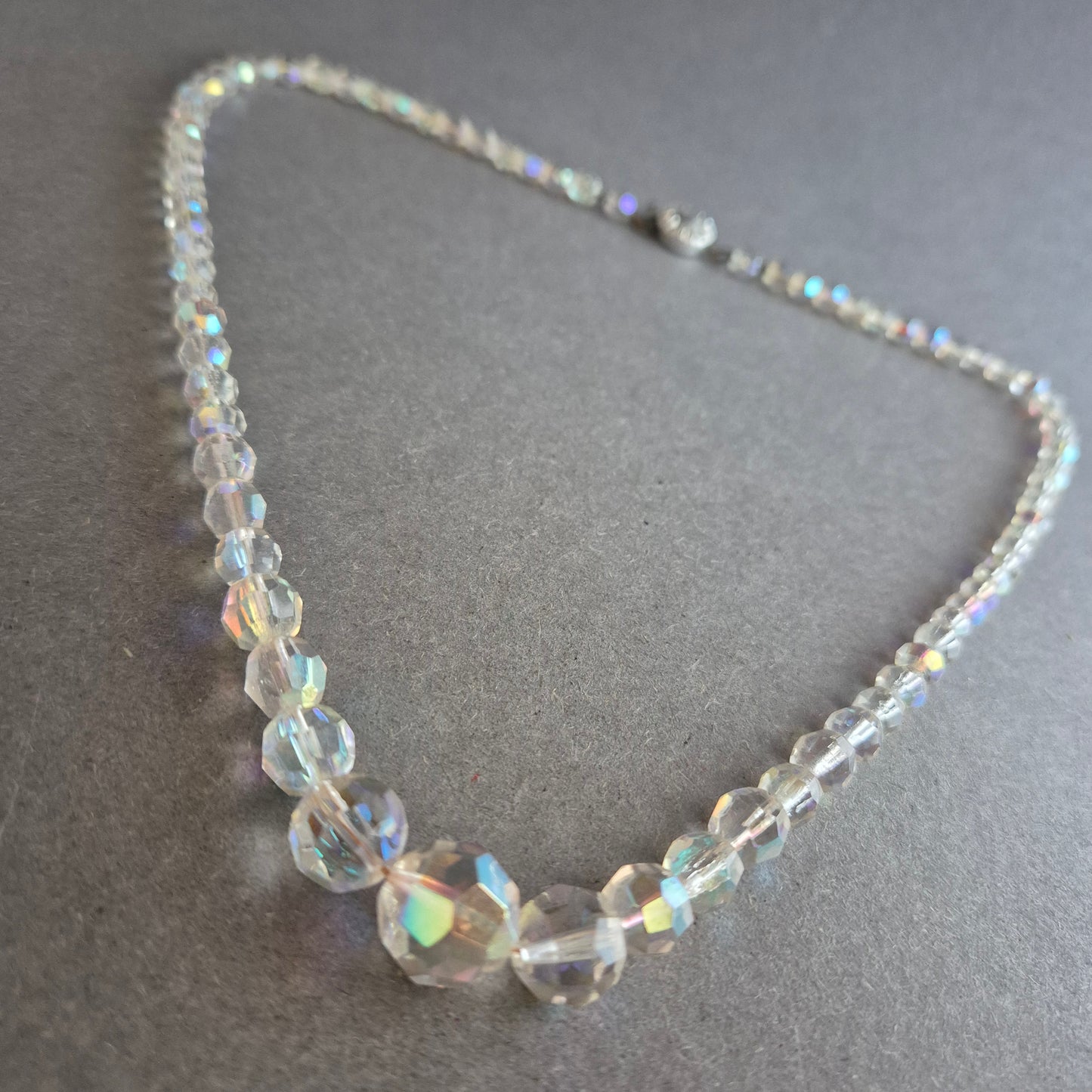 Kristallkette mit irisierenden Glasperlen im Vintage-Stil