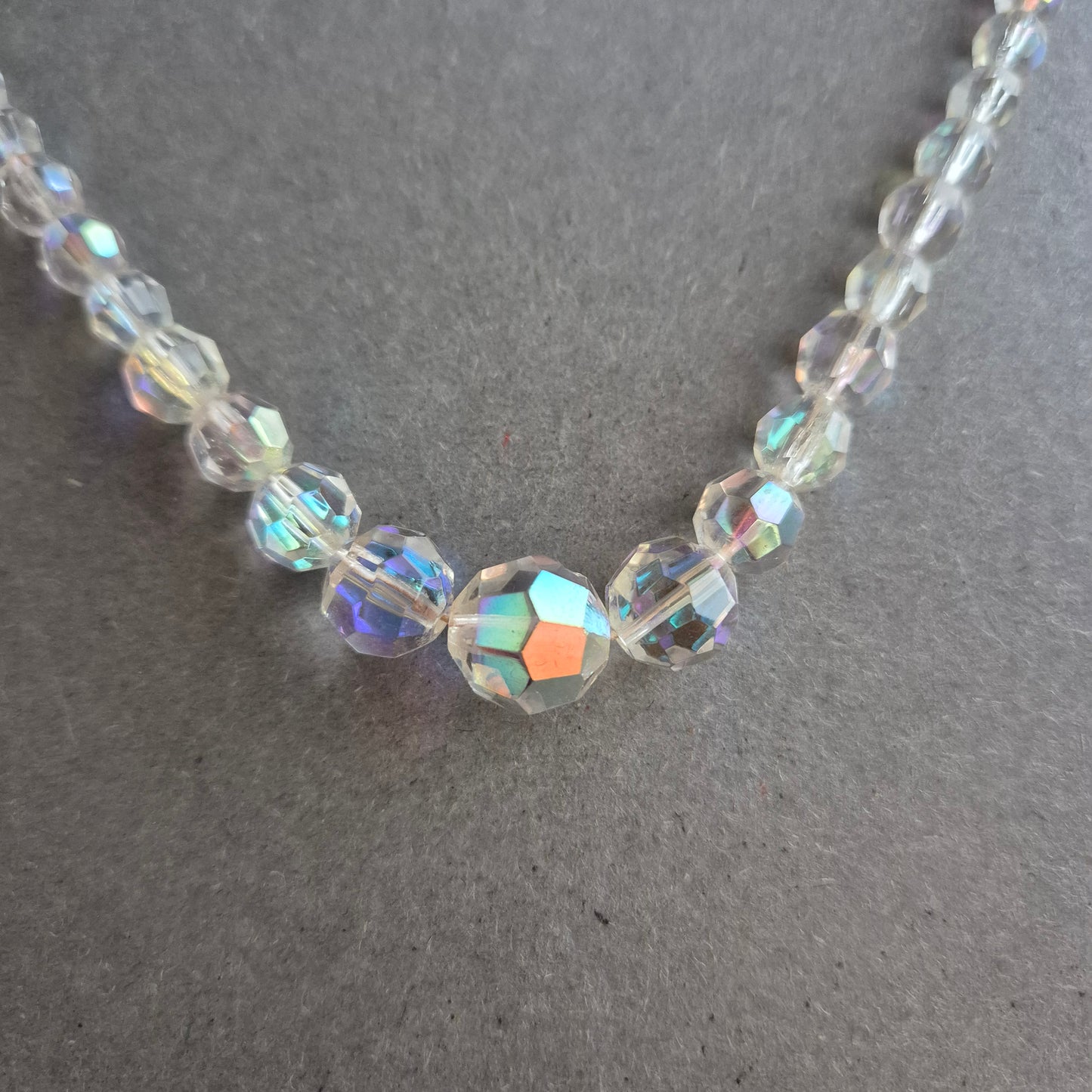 Kristallkette mit irisierenden Glasperlen im Vintage-Stil