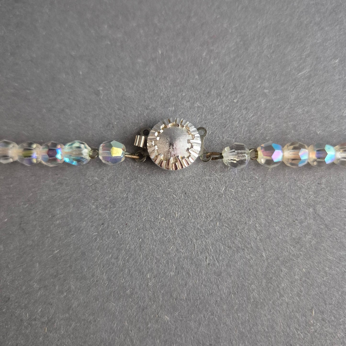 Kristallkette mit irisierenden Glasperlen im Vintage-Stil