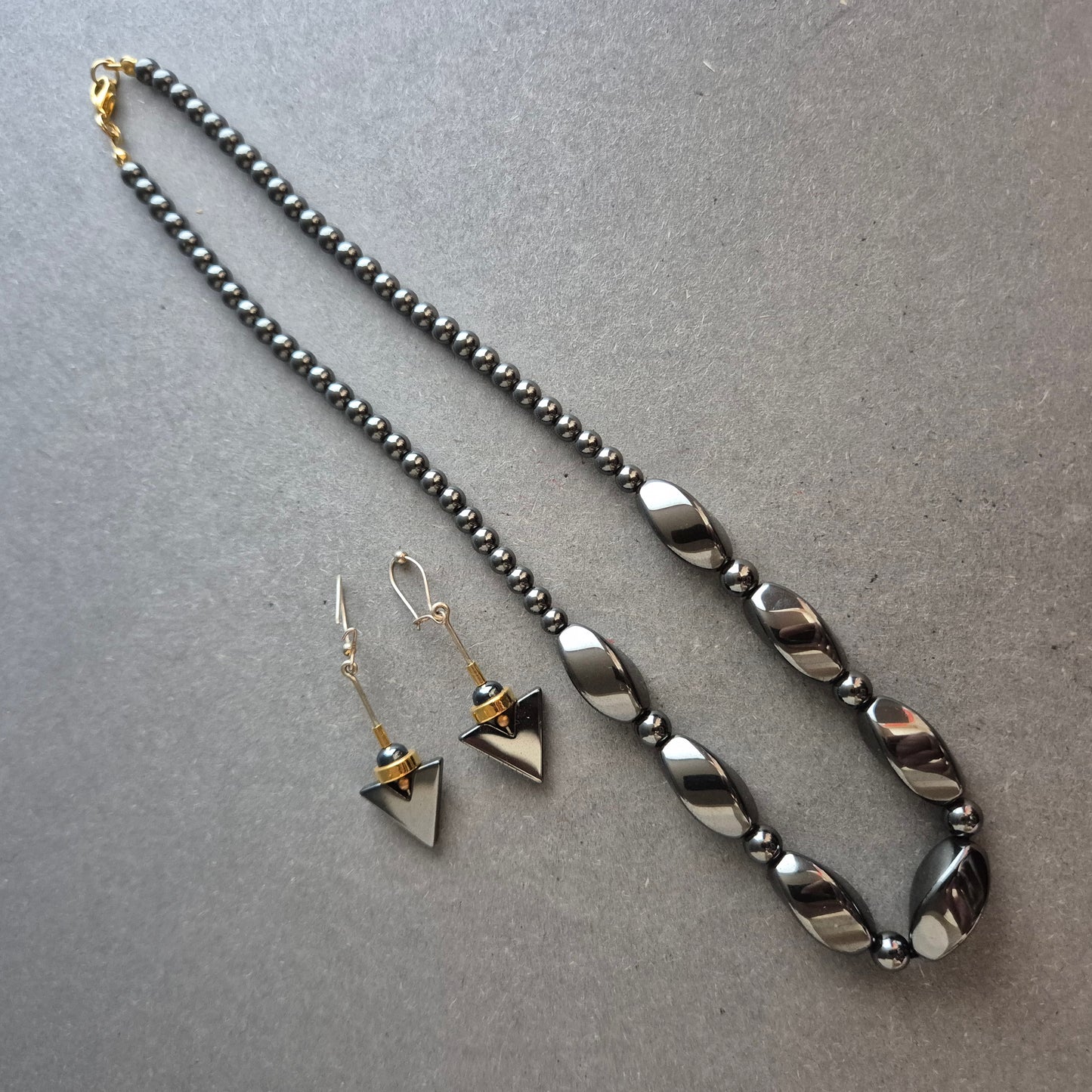 Hämatit-Schmuckset mit Kette & geometrischen Ohrringen