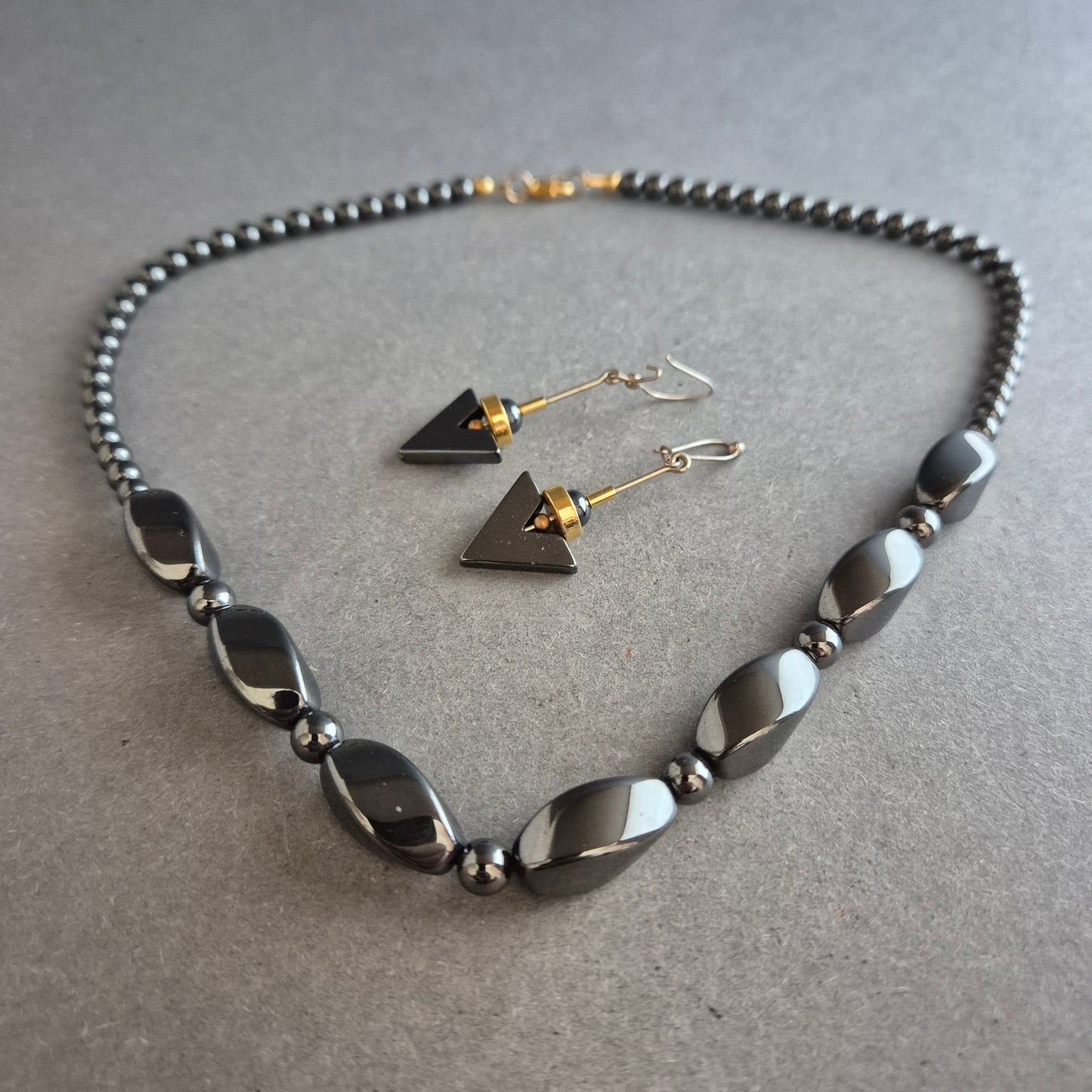 Hämatit-Schmuckset mit Kette & geometrischen Ohrringen
