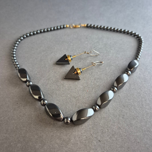 Hämatit-Schmuckset mit Kette & geometrischen Ohrringen