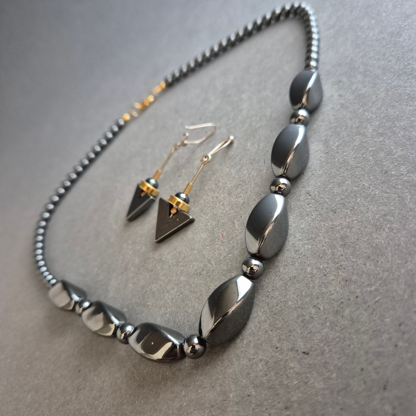 Hämatit-Schmuckset mit Kette & geometrischen Ohrringen