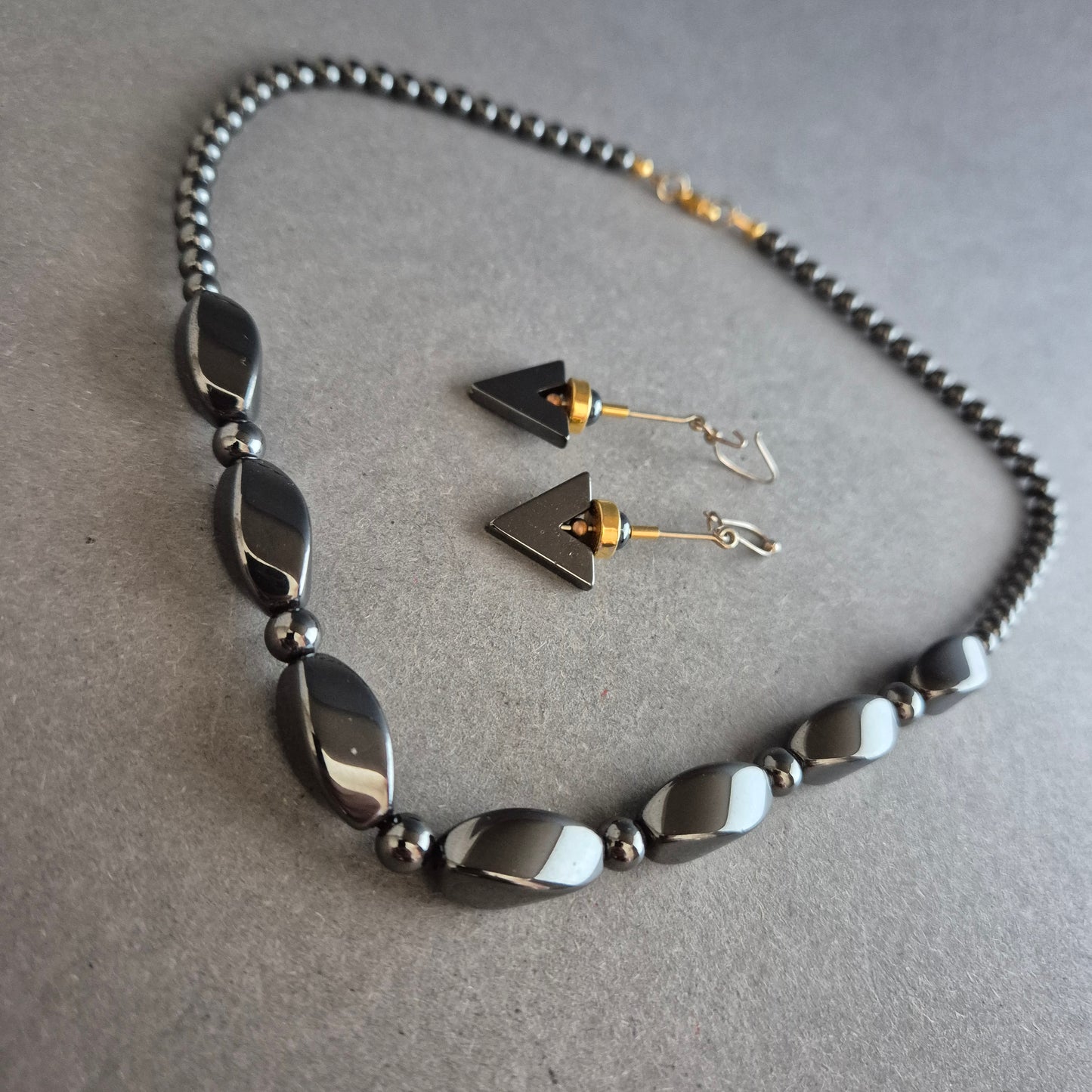 Hämatit-Schmuckset mit Kette & geometrischen Ohrringen