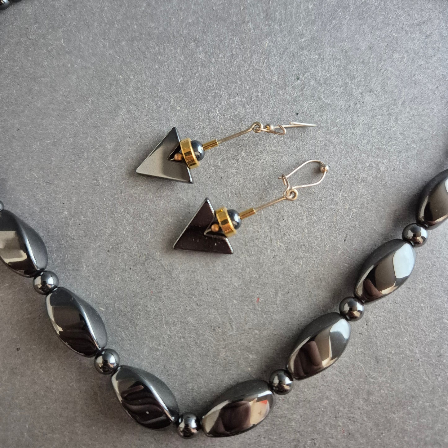 Hämatit-Schmuckset mit Kette & geometrischen Ohrringen
