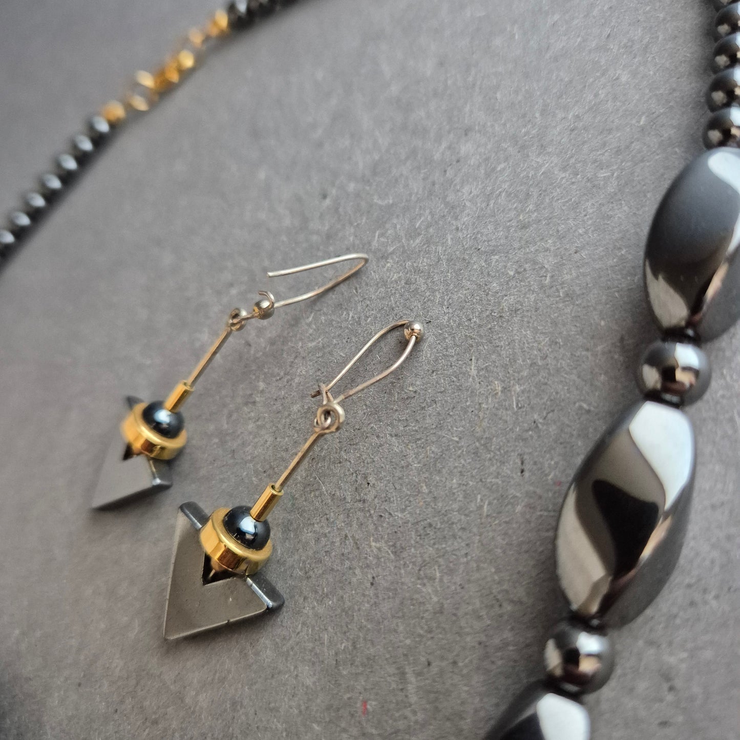 Hämatit-Schmuckset mit Kette & geometrischen Ohrringen