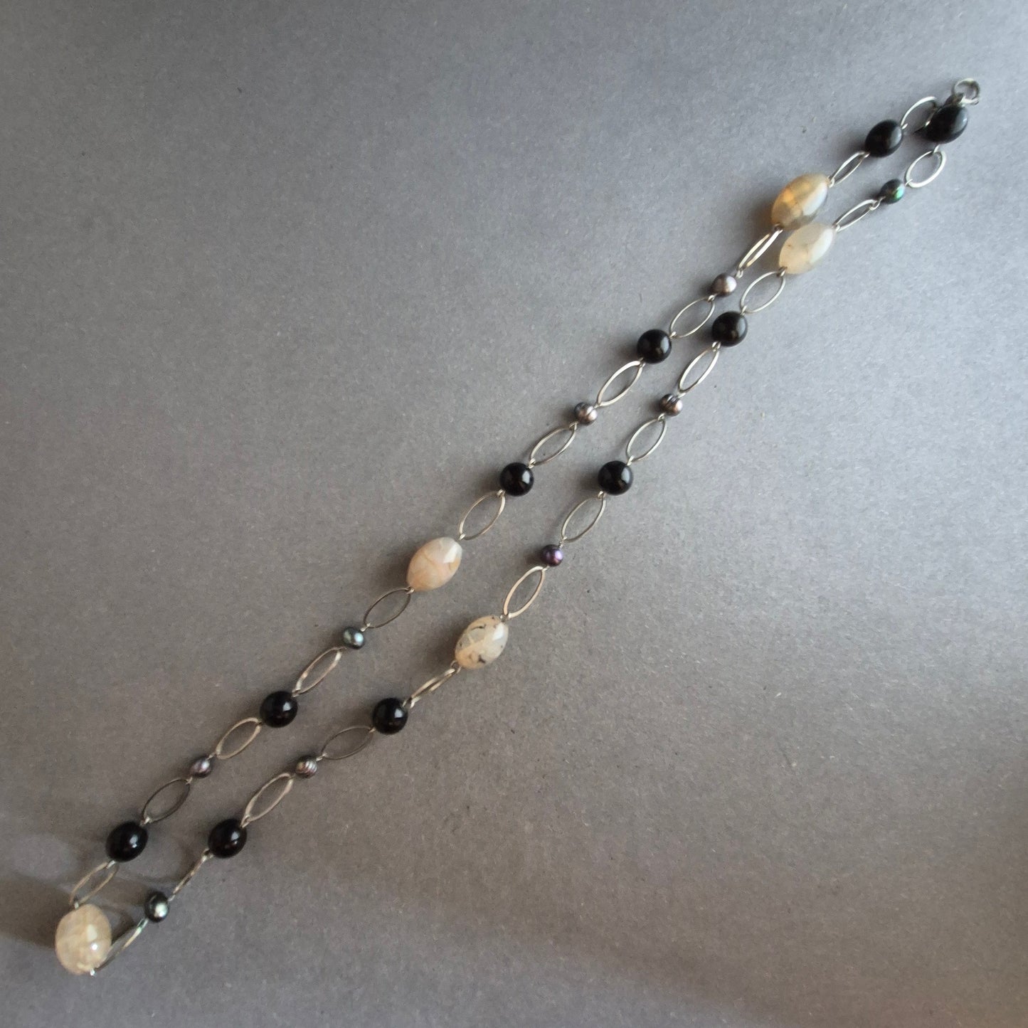 Naturstein-Halskette in Beige, Schwarz & Grau
