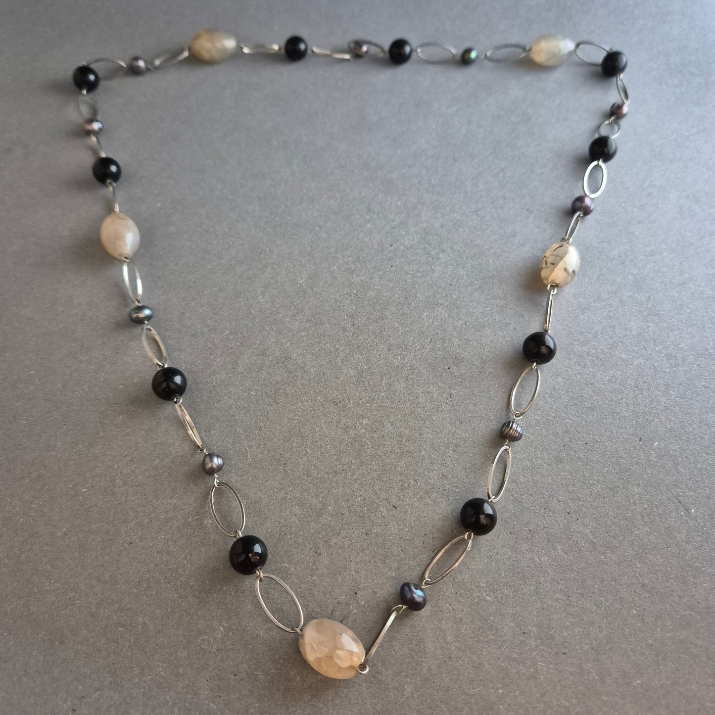 Naturstein-Halskette in Beige, Schwarz & Grau