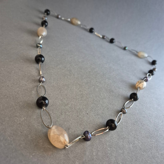 Naturstein-Halskette in Beige, Schwarz & Grau
