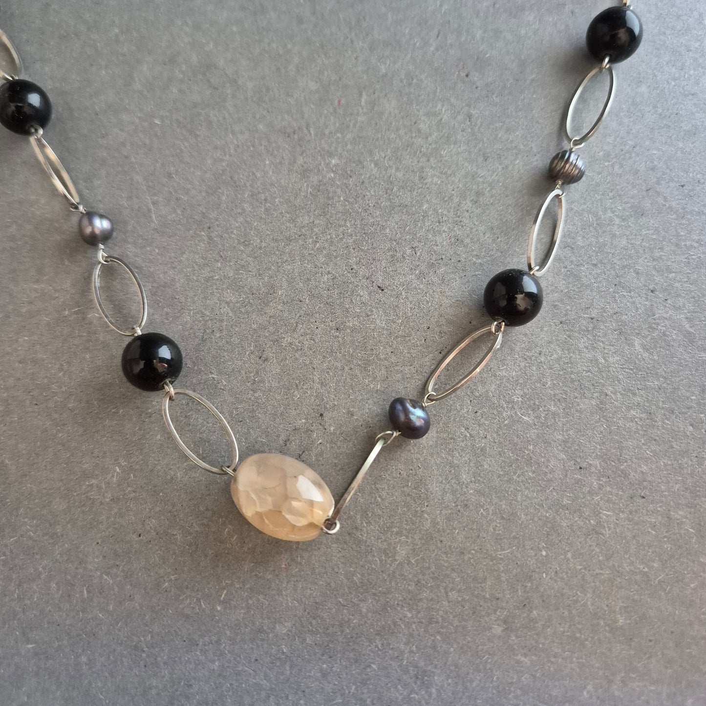 Naturstein-Halskette in Beige, Schwarz & Grau