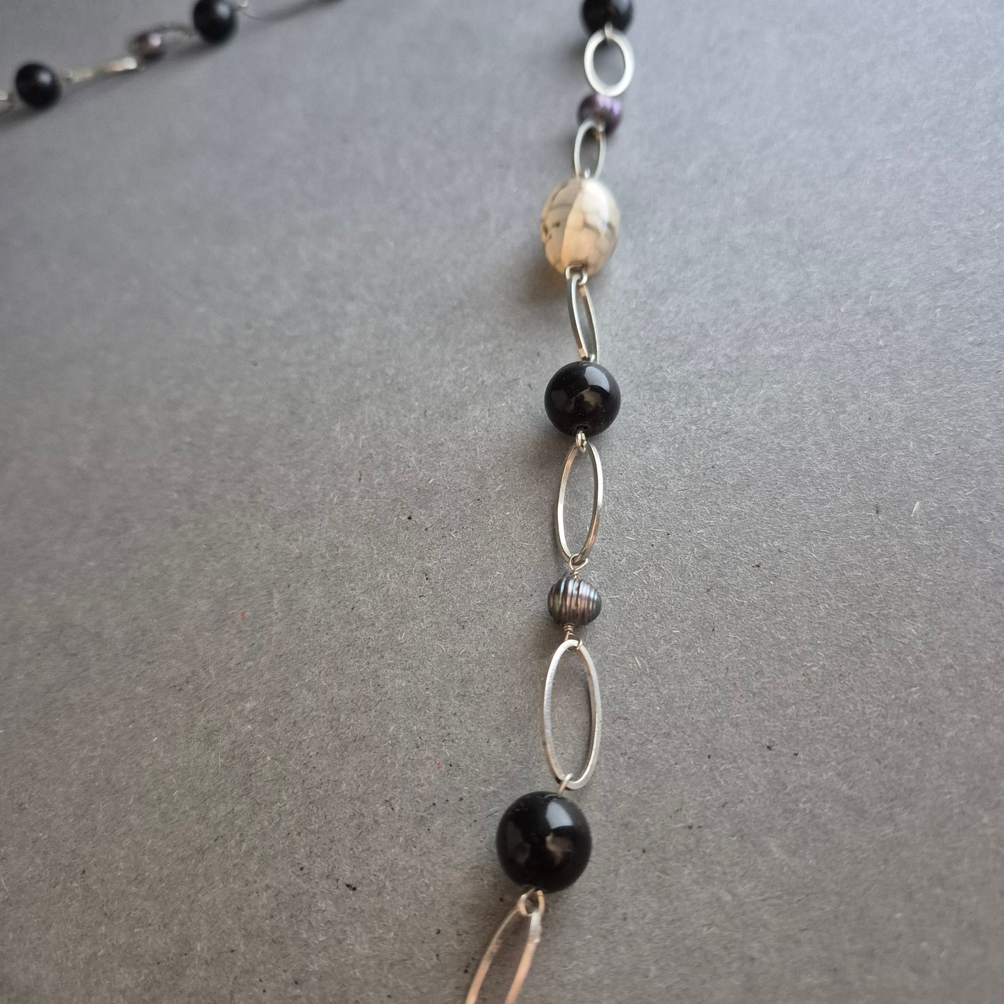 Naturstein-Halskette in Beige, Schwarz & Grau