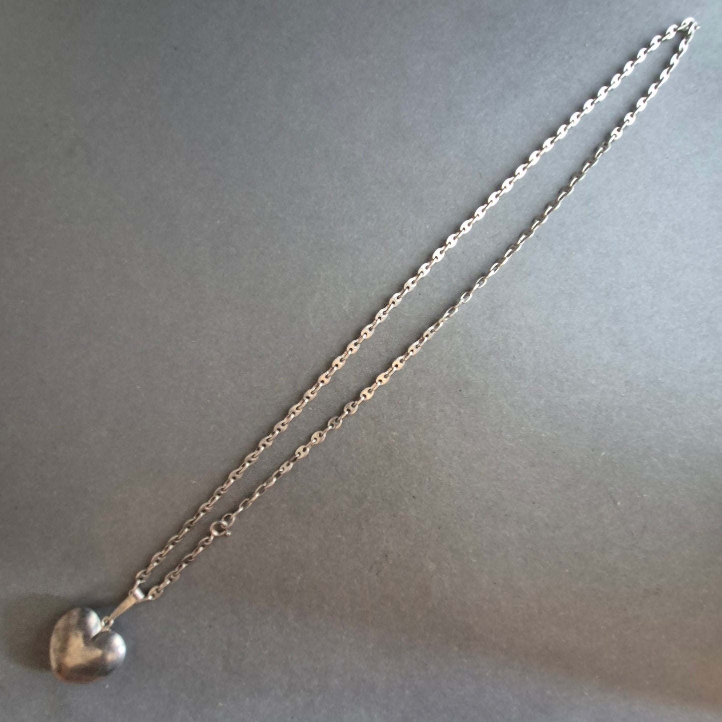 Silberfarbene Kette mit Herzanhänger im Vintage-Look