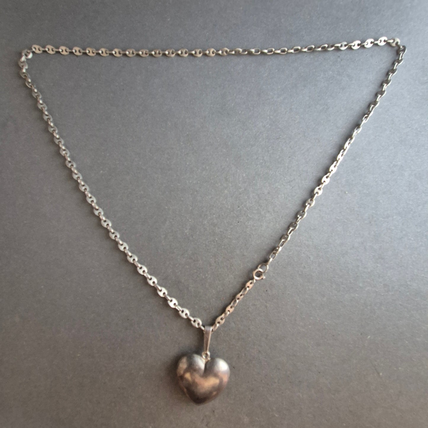 Silberfarbene Kette mit Herzanhänger im Vintage-Look