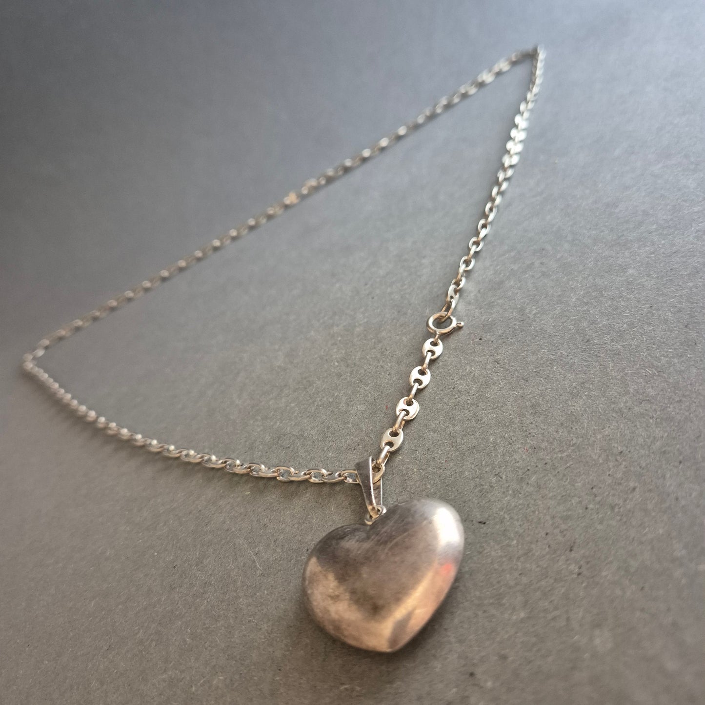 Silberfarbene Kette mit Herzanhänger im Vintage-Look