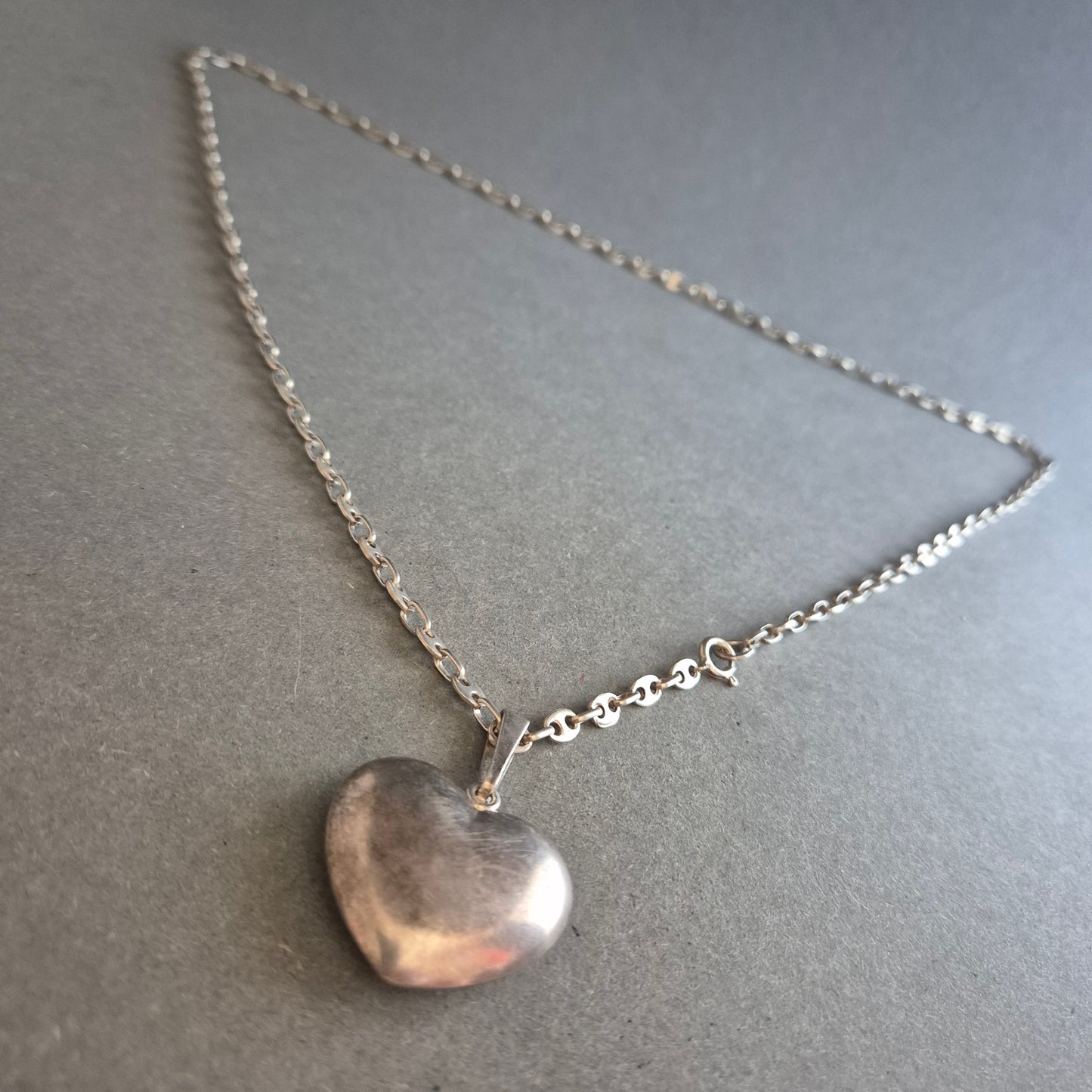 Silberfarbene Kette mit Herzanhänger im Vintage-Look