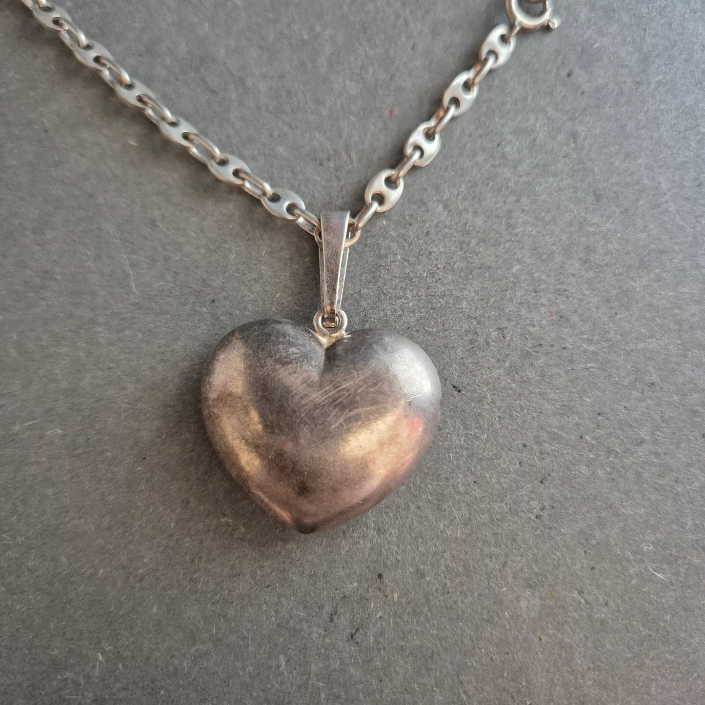 Silberfarbene Kette mit Herzanhänger im Vintage-Look